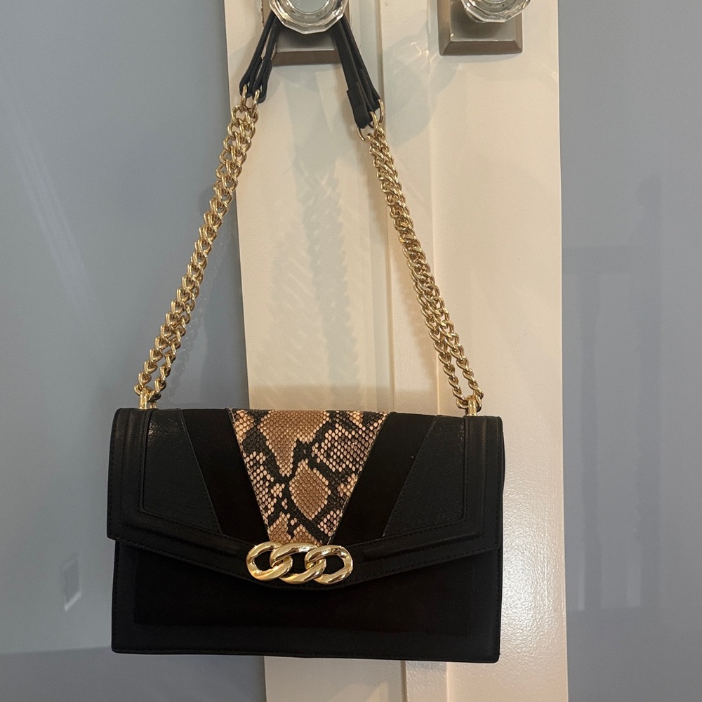 Black Shoulder Bag with Snake-Print Accent and Gold Chain